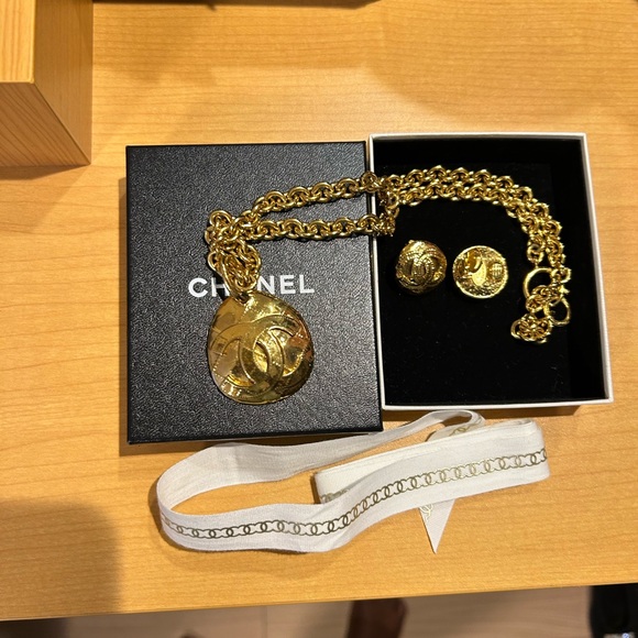 💝 Auth CHANEL Set CC Logo Chain Pendant Necklace with Earrings + Box💝 - Picture 4 of 10